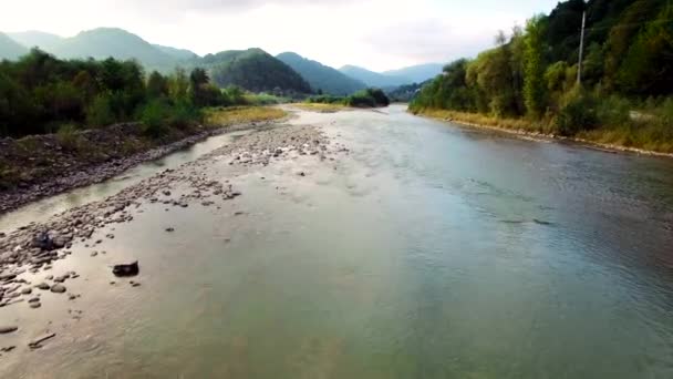 Vista aérea del río de montaña en Cárpatos — Vídeos de Stock