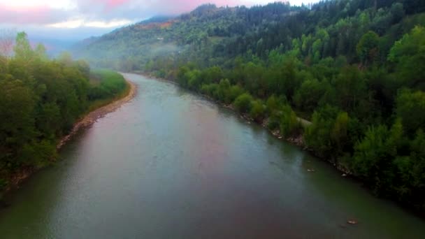A légi felvétel a Kárpátokban a napfelkeltét a hegyi folyó — Stock videók