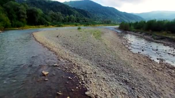 Εναέρια άποψη του ποταμού βουνού στα Καρπάθια — Αρχείο Βίντεο