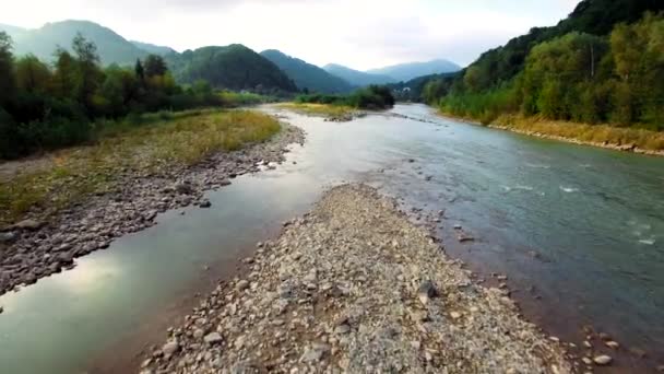 Luchtfoto van de rivier van de berg in de Karpaten — Stockvideo