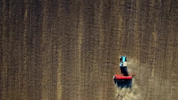 Vista aérea del tractor sembrando trigo — Vídeo de stock