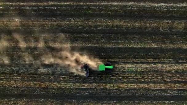 일몰에 흙을 plowing 트랙터의 항공 보기 — 비디오
