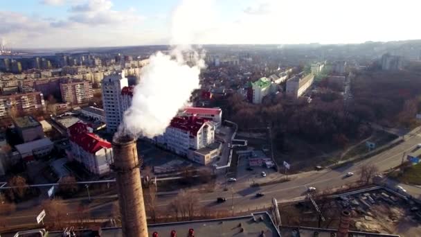 Şehir semtlerinden boru fabrikaları, orada olduğu duman ile havadan görünümü — Stok video