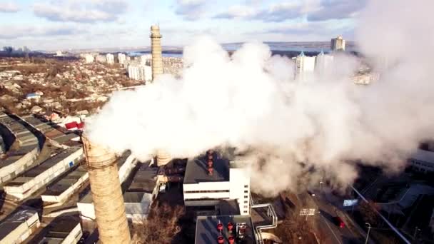 Flygfoto över stadsdelarna med rör fabriker, där det finns rök — Stockvideo