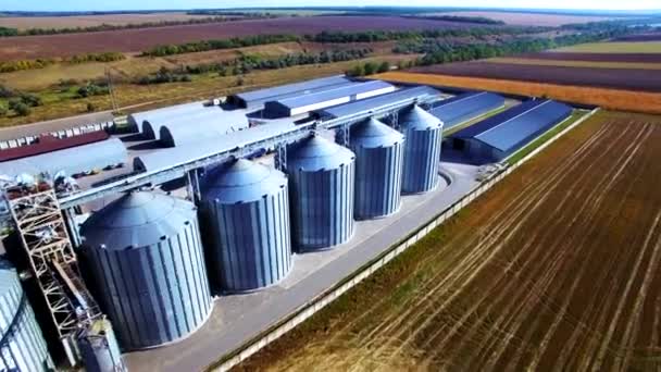 Vista aérea de grandes elevadores de grano — Vídeo de stock