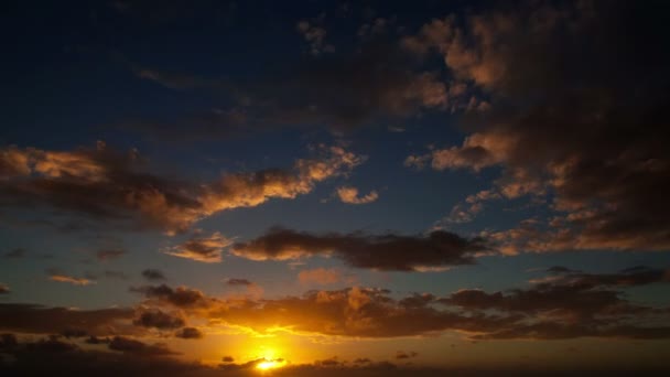 Incroyable lever de soleil nuageux time lapse — Video