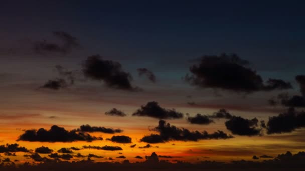 Erstaunliche Zeitraffer des bewölkten Sonnenaufgangs — Stockvideo