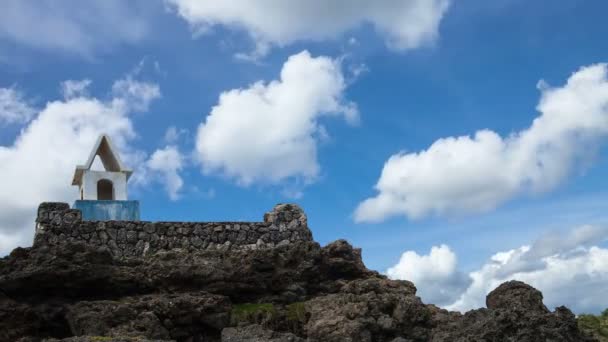 Faro antiguo en la cima del timelapse de montaña — Vídeo de stock