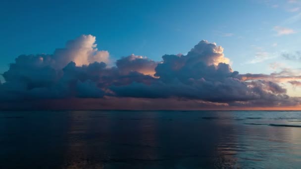 Güzel gündoğumu timelapse okyanus yukarıda — Stok video