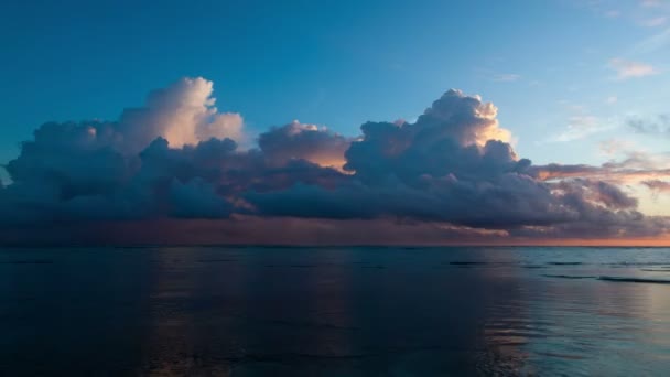 在海洋上空美丽的日出游戏中时光倒流 — 图库视频影像