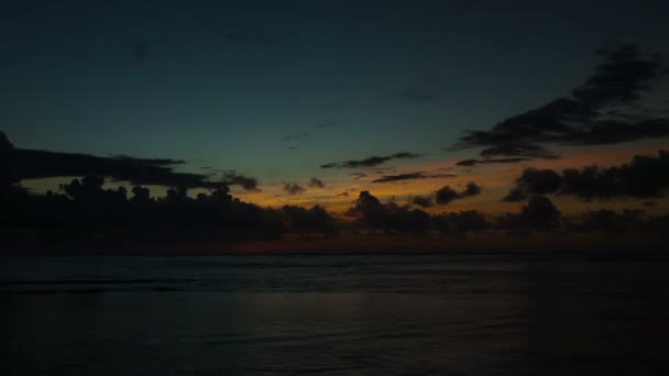 Hermosa salida del sol timelapse por encima del océano — Vídeos de Stock