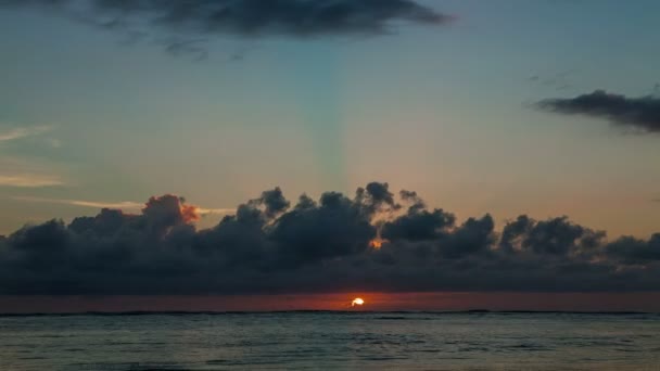 Hermosa salida del sol timelapse por encima del océano — Vídeos de Stock
