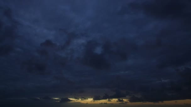 Geweldige bewolkt zonsopgang time-lapse — Stockvideo