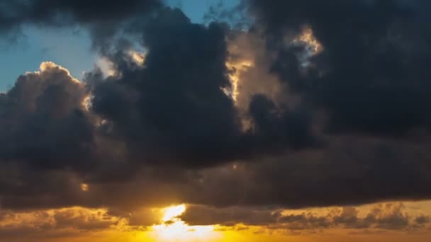 Incroyable lever de soleil nuageux time lapse — Video