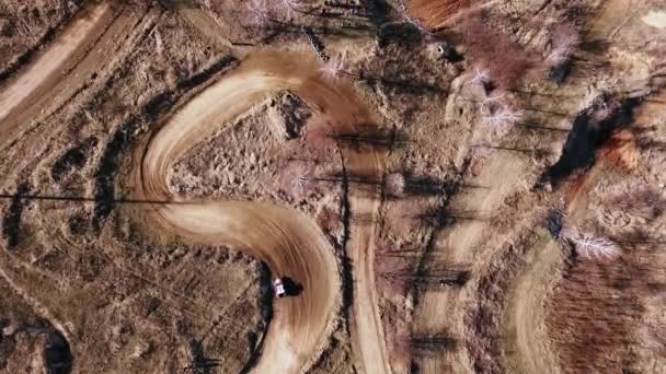 El coche de UTV se gira en la pista. Vista superior desde el dron . — Vídeos de Stock