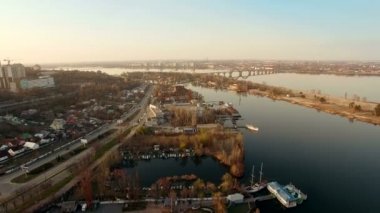 Dnepropetrovsk şehir ve marina günbatımı hava