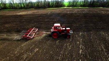 Toprak çiftçilik traktörün havadan görünümü