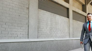 Beyaz iş adamı ile not defteri açık havada yürümek