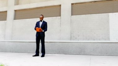 Açık havada tablet ile Afrika kökenli Amerikalı işadamı stand