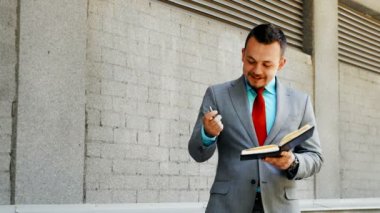 Beyaz işadamı not defteri açık yazma