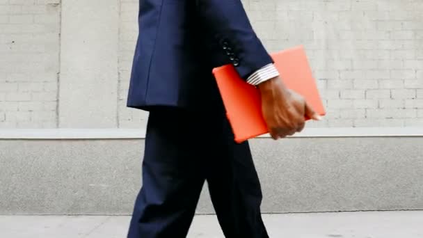 Afro-Amerikaanse zakenman lopen met tablet buitenshuis — Stockvideo