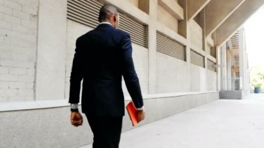 Afrika kökenli Amerikalı işadamı yürüyüş açık havada tablet ile