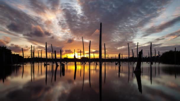 Nubes dramáticas apocalípticas y puesta de sol sobre el lago, lapso de tiempo . — Vídeos de Stock