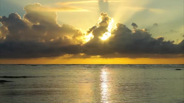 Beau lever de soleil au-dessus de l'océan — Video