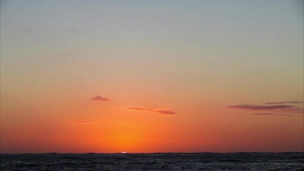 Krásný východ slunce nad oceánem — Stock video