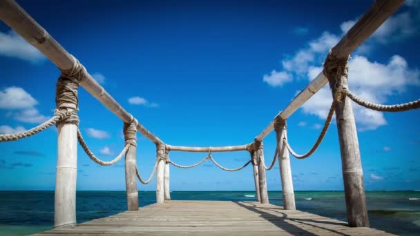 Houten brug op het strand in de buurt van de oceaan timelapse — Stockvideo