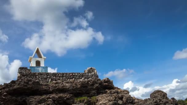 Antieke vuurtoren op de top van de berg timelapse — Stockvideo