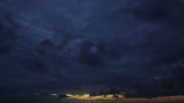 Şaşırtıcı bulutlu gündoğumu zaman atlamalı