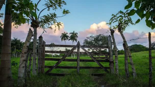 バック グラウンドで美しい曇りタイムラプスと木製の門 — ストック動画