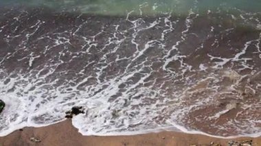 Tropikal plajın kumları üzerinde dalga deniz