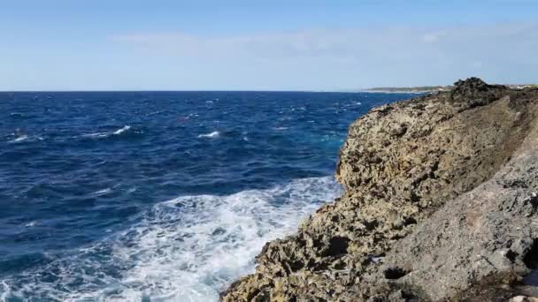 Salpicos de ondas oceânicas no recife — Vídeo de Stock