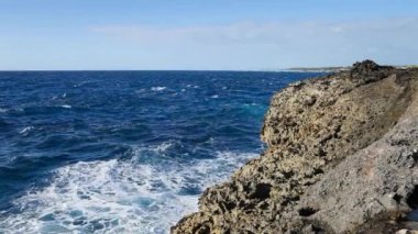 Okyanus dalgası sıçrama kayalıkta