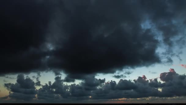 Şaşırtıcı bulutlu gündoğumu zaman atlamalı — Stok video
