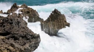 Okyanus dalgası sıçrama kayalıkta