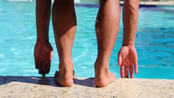 Manliga simmare hoppa från startgroparna i poolen — Stockvideo