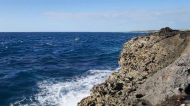Okyanus dalgası sıçrama kayalıkta