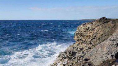 Okyanus dalgası sıçrama kayalıkta