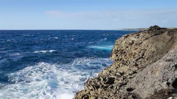 Salpicos de ondas oceânicas no recife — Vídeo de Stock