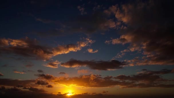 Incroyable lever de soleil nuageux time lapse — Video