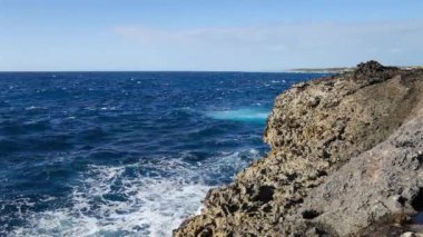 Okyanus dalgası sıçrama kayalıkta