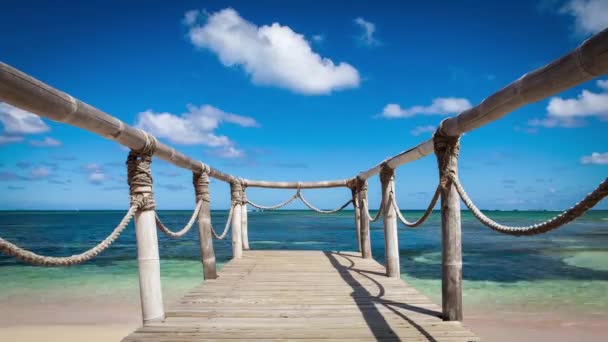 Puente de madera en la playa cerca del océano timelapse — Vídeos de Stock