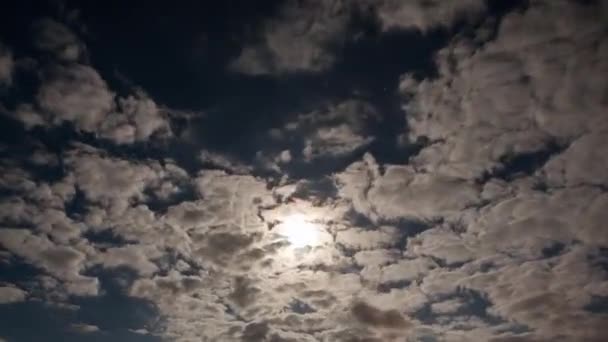 Una toma de la luna en un lapso de tiempo en una noche nublada — Vídeos de Stock