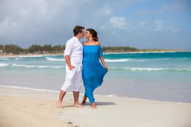 plaj çift romantik seyahat yürüyüş.