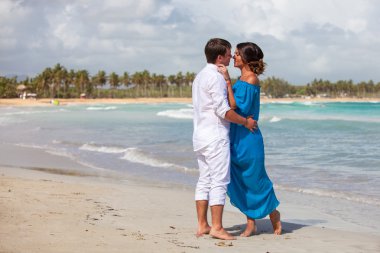 plaj çift romantik seyahat yürüyüş.