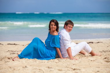 plaj çift romantik seyahat yürüyüş.