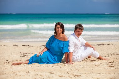 plaj çift romantik seyahat yürüyüş.